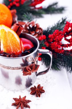Metal kupa turuncu ve baharat ve renk ahşap arka plan üzerinde Noel ağacının dalını mulled şarap