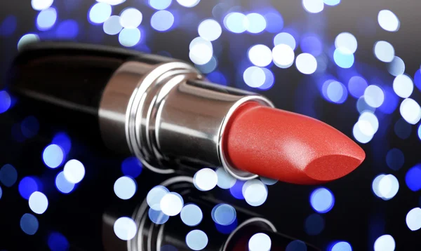 Rouge à lèvres rouge sur fond lumineux de fête — Photo