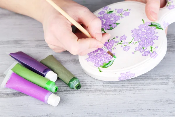 Pinturas a mano sobre tabla de cortar hecha a mano —  Fotos de Stock