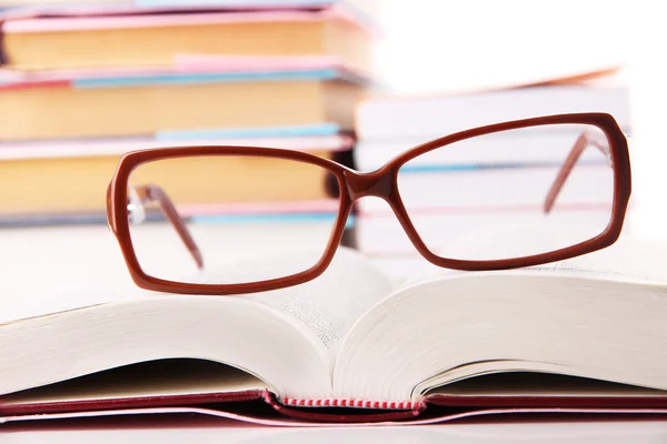 Sammansättning med glasögon och böcker — Stockfoto