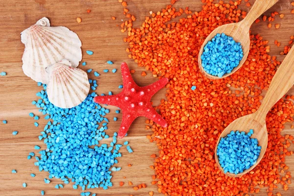 Кристаллы морской соли с морскими раковинами, звездные рыбы — стоковое фото