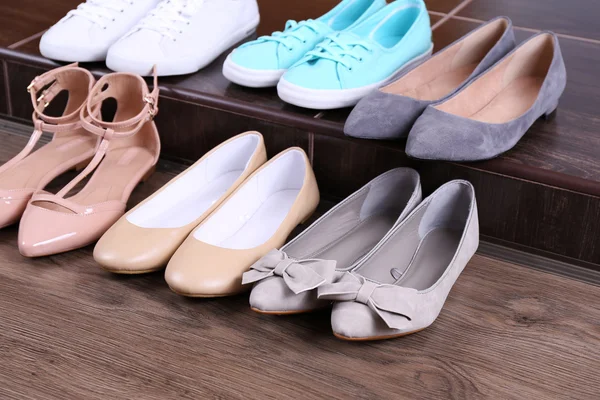 Olika skor på golvet — Stockfoto