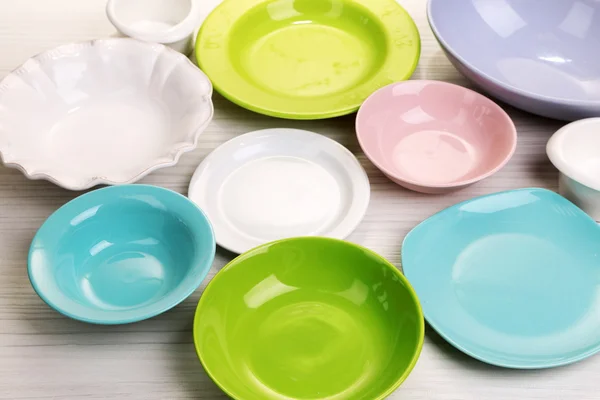 Různé nádobí na stole — Stock fotografie