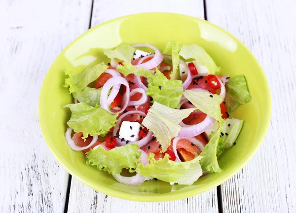 Ensalada de pescado fresco con verduras en plato sobre mesa de madera de cerca — Foto de Stock