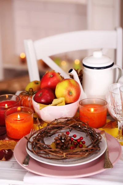 Slavnostní podzimní stůl v pokoji — Stock fotografie