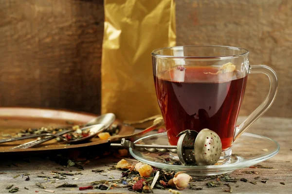 Schöne Vintage-Komposition mit Kräutertee, auf Holztisch — Stockfoto