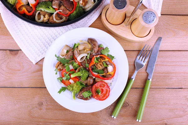 Dušené houby se zeleninou a kořením v pánvi a desky na stůl — Stock fotografie