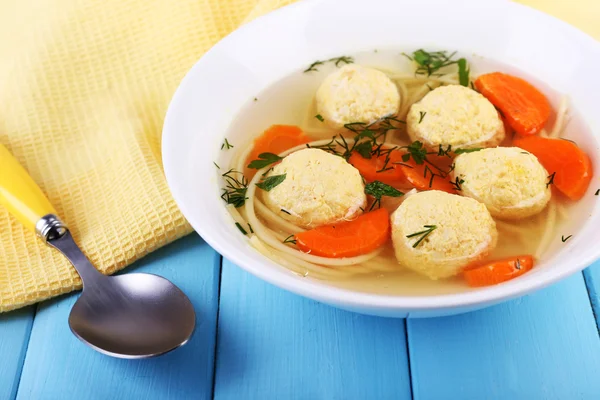 Sopa con albóndigas y fideos en tazón sobre fondo de madera — Foto de Stock