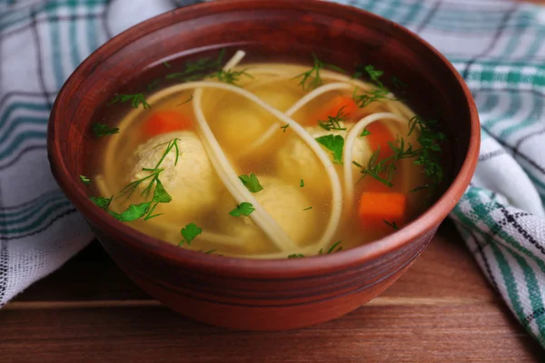 Sup dengan bakso dan mie dalam mangkuk di atas kayu latar belakang — Stok Foto