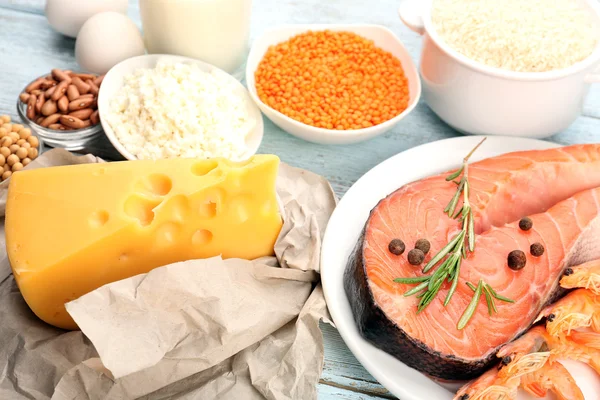 Livsmedel med hög proteinhalt på bord, närbild — Stockfoto
