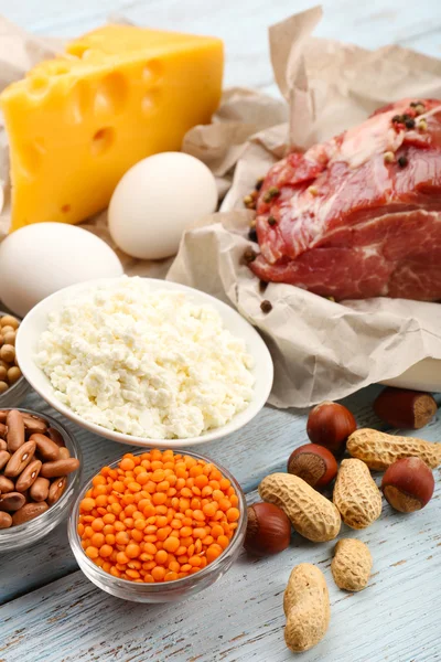 Alimentos ricos em proteínas na mesa, close-up — Fotografia de Stock