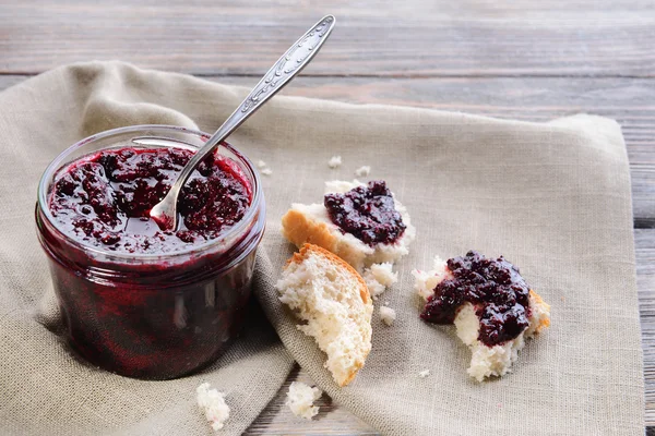 Heerlijke zwarte bessen jam op tabel close-up — Stockfoto