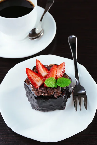 Bolo de chocolate gostoso na mesa, close-up — Fotografia de Stock