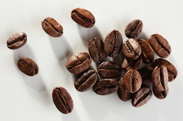 Kaffebönor, isolerad på vit — Stockfoto