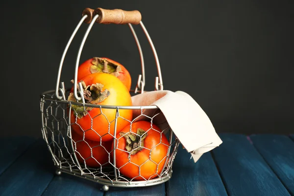 Persimmons sucrés mûrs, sur table en bois — Photo