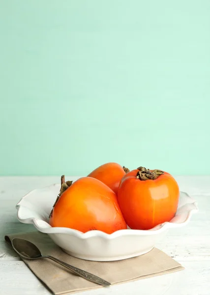 Спелые сладкие хурмы, на деревянном столе — стоковое фото