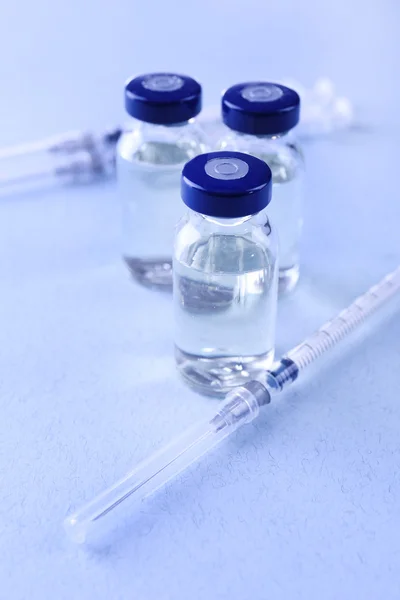 Vacuna en vial con jeringa — Foto de Stock