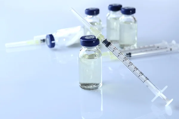 Vaccine in vial with syringe — Stock Photo, Image