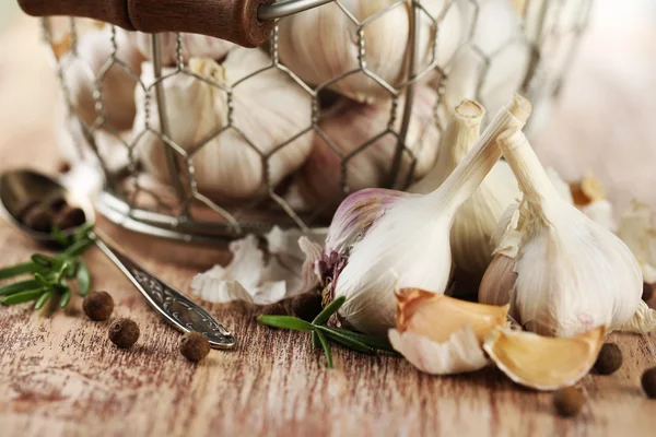 Syrový česnek a koření na dřevěný stůl — Stock fotografie