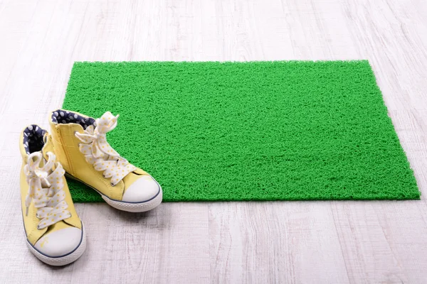 Tappeto verde sul pavimento e conversare primo piano — Foto Stock