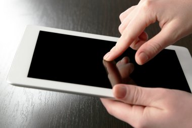 El ahşap masa arka plan üzerinde Tablet Pc kullanma