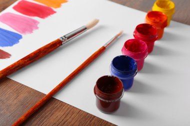 Boya kutularıyla renkli boya darbeleri