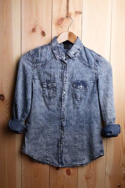 Askı ahşap duvar arka plan üzerinde erkek forması