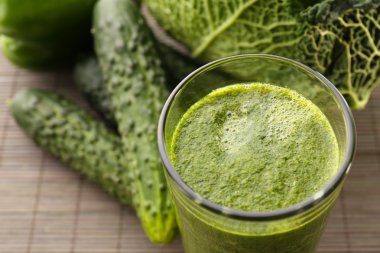 Apple ve bambu Hasır arka plan üzerinde sebze ile yeşil taze sağlıklı meyve suları