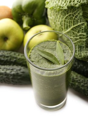 Beyaz zemin üzerine yeşil taze sağlıklı meyve suları