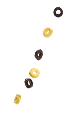 Yeşil ve Siyah Zeytin halkaları üzerinde beyaz izole kesmek