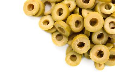 Yeşil Zeytin halkaları üzerinde beyaz izole kesmek