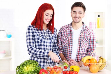 Mutlu çift mutfakta sebze salatası hazırlama