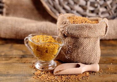 Çanta ve sos sos-tekne ahşap zemin üzerine hardal tohumu