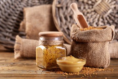 Çanta ve sos sos-tekne ahşap zemin üzerine hardal tohumu