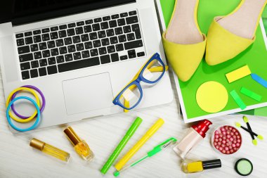 Moda blogger kavramı. Natürmort moda yaratıcı alanı