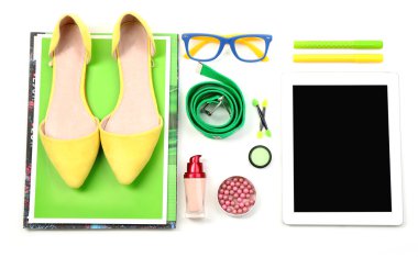 Moda blogger kavramı. bir moda blogger temel nesneleri. Beyaz izole
