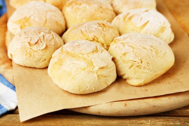 Taze ev yapımı ekmek buns Maya hamur ürünleri ahşap arka plan üzerinde ahşap tahta üzerinde