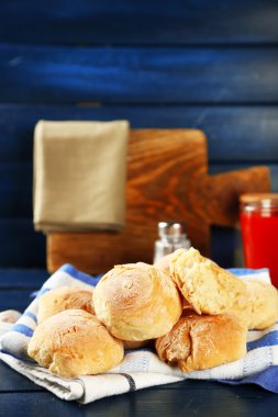 Taze ev yapımı ekmek buns--dan taze sarımsak ve ahşap zemin üzerine dereotu ile hamur mayaları