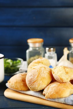 Taze ev yapımı ekmek buns hamur mayaları ve kavanoz ile baharat, renk ahşap arka plan üzerinde