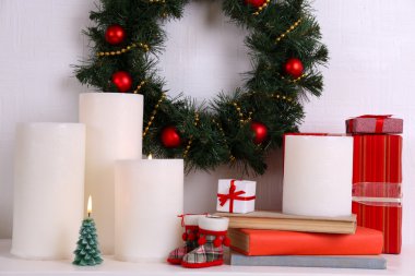 Noel çelenk, mumlar ve hediyeler