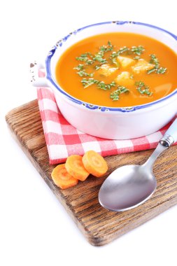 Havuç Çorbası kesme tahtası üzerinde beyaz izole üzerinde