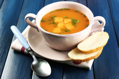 Havuç Çorbası kase, renk ahşap arka plan üzerinde