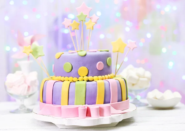 Смачний торт на день народження на блискучому світлому фоні — стокове фото