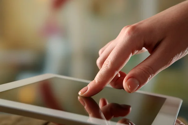 Χέρι χρησιμοποιώντας tablet Pc σε ξύλινο τραπέζι και ανοιχτό φόντο θολή — Φωτογραφία Αρχείου