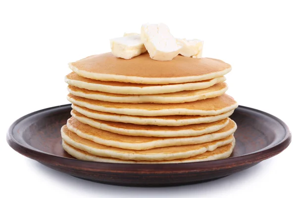Stapel von leckeren Pfannkuchen mit Butter auf Teller isoliert auf weiß — Stockfoto
