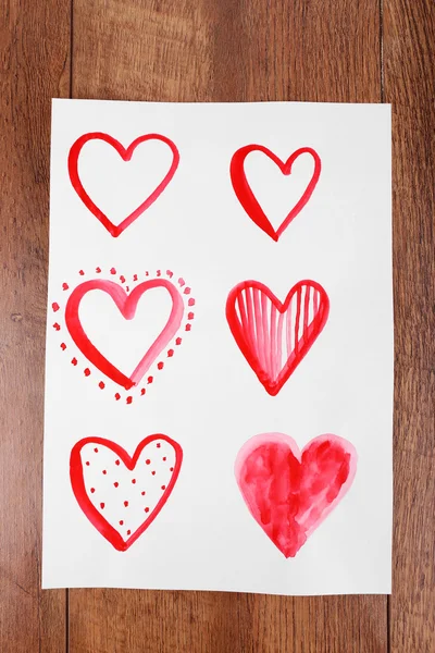 Corazones pintados sobre papel —  Fotos de Stock