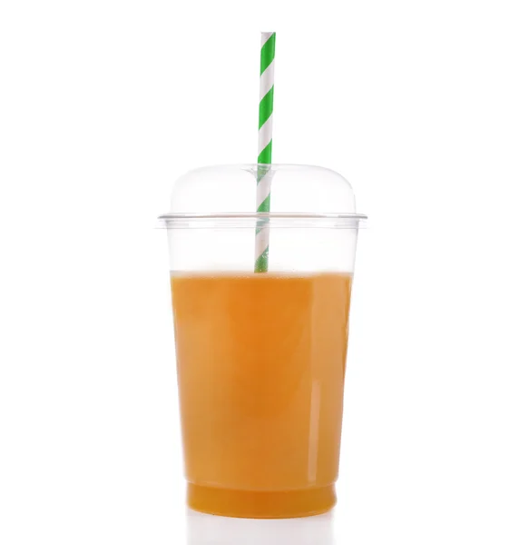 Apelsinjuice i snabbmat stängd cup med röret isoleras på vit — Stockfoto