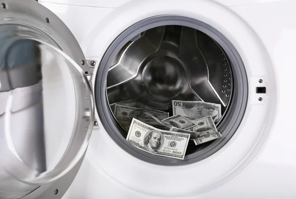 Geld in de wasmachine, close-up weergave — Stockfoto