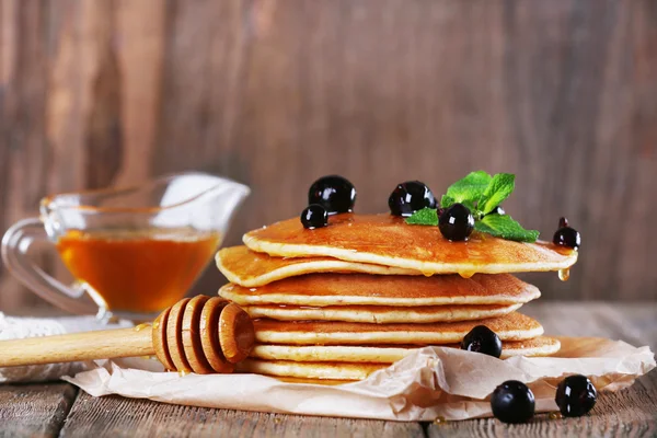 Empilement de crêpes à la menthe et baies sur fond bois rustique — Photo