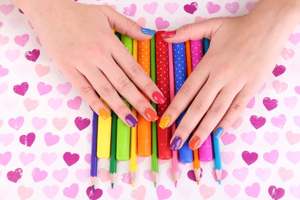 Multicolor vrouwelijke manicure met markeringen en potloden op lichte achtergrond — Stockfoto